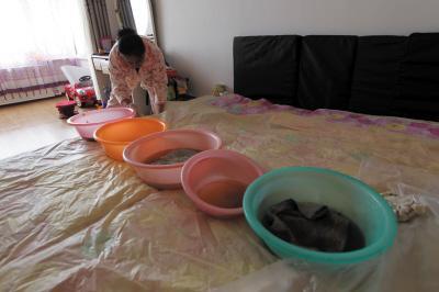 龙泉楼上漏水，住户失联，小区没物管，业主维权难！律师来支招……